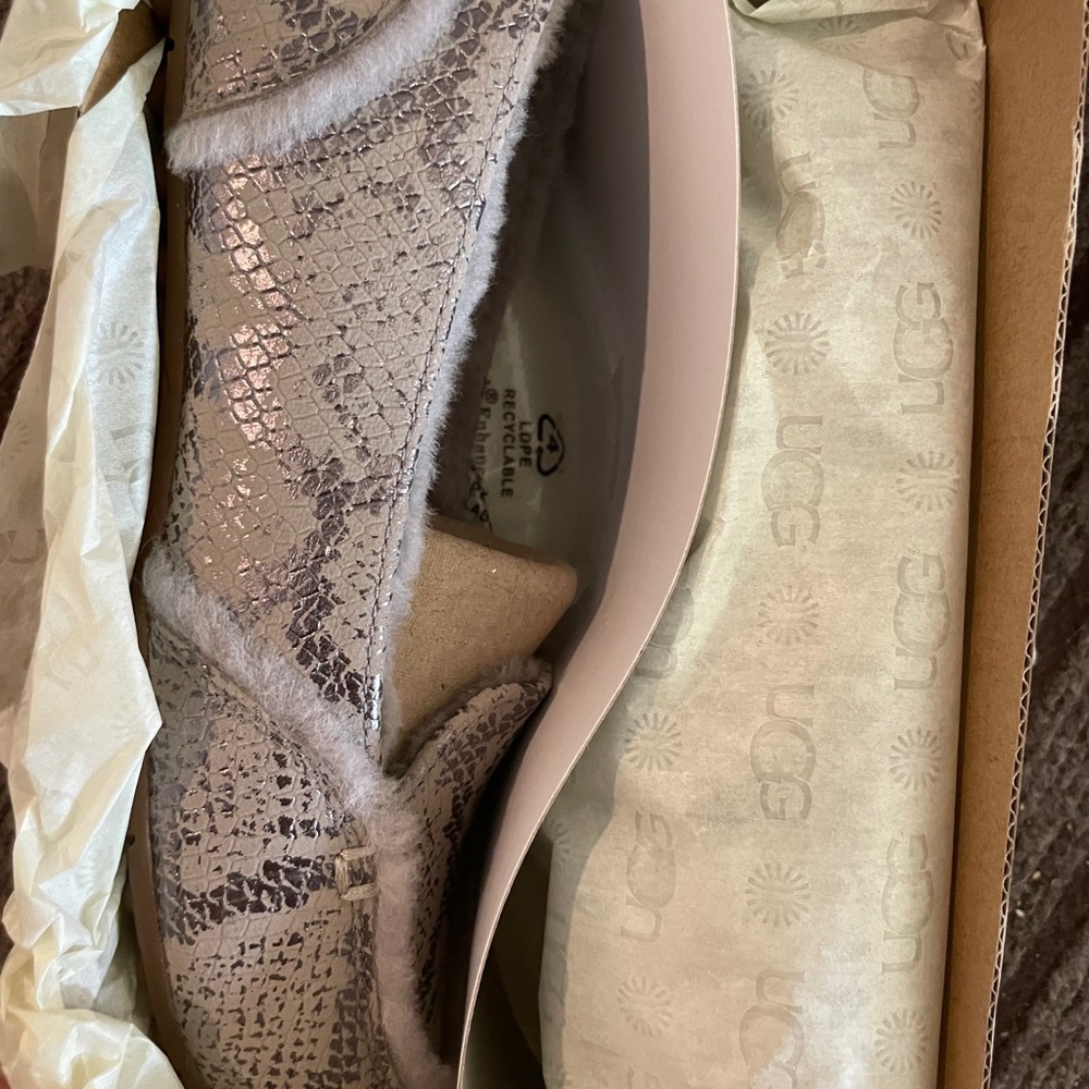 UGG, Hailey, Metallic silver snake, Size 7.5